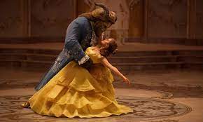 Adaptación en imagen real del clásico de disney la bella y la bestia, que cuenta la historia de bella (emma watson), una joven brillante y enérgica, que sueña con aventuras y un mundo que se extiende más allá de los confines de su pueblo en francia. La Bella E La Bestia 4 Versioni Da Vedere Interamente Su Youtube Panorama