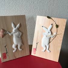 鳥獣戯画展では こんなミニ衝立をずらっと並べるつもりで 喜久屋さんに見本を持って行ったら 貼る場所を変えれるパーツにして というので えっ 全て裏打ちする羽目に2枚目が裏打ちしたもの カエルなんてどうする 指とか 鳥獣戯画展 縮緬 押絵 ミニ衝立