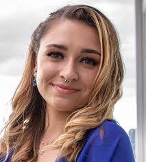 Stephanie Beason's Instagram, Twitter & Facebook