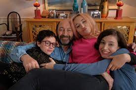 Magellan découvre un véritable nid de vipères. Photo De Chloe Jouannet Le Gendre De Ma Vie Photo Chloe Jouannet Kad Merad Louise Coldefy Pauline Etienne Allocine