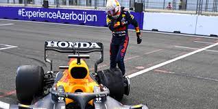 Zwei jahre nach sotschi, russland, betritt die formel 1 erneut neuland. F1 Rennen Baku 2021 Reifenschaden Kostet Verstappen Den Sieg