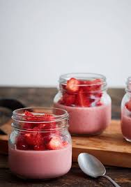 Petits Poudings Aux Fraises Aux Framboises Au Chocolat Blanc Recipe Food Yummy Food Dessert Dessert Recipes