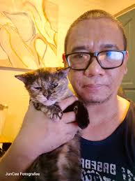 Another meowdel who hates selfies. Penny does not like it... Does your cat  become grumpy too hen taking selfies?