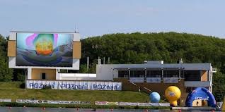 They did this by opting out of a traditional show format in favor of something new: Kanu Em Wird Nach Poznan Verlegt