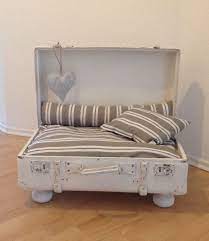 Hatte sowas mal im internet gesehen und dachte, da unser hund uns immer in jedes zimmer folgt, wäre es nicht schlecht, auch woanders ein kleines bettchen zu haben. Ein Alter Koffer Als Hundebett Alter Dogclothes Dogbed Koffer Dogs Be Hunde Bett Hundebett Alte Koffer