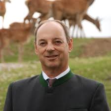 Today I passed the exam for the citizenship of the Austrian Republic with  18 of 18. 😊 Now finally I can start with skiing 😂😂😂 Ojda! 😂