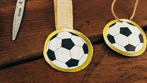 Hier gibt es eine anleitung, wie man eine solche schultüte für jungen selber machen kann. In 7 Einfachen Schritten Zum Fussball Geburtstag Frecher Fratz
