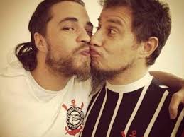 Em apoio a Sheik dupla posa dando beijo