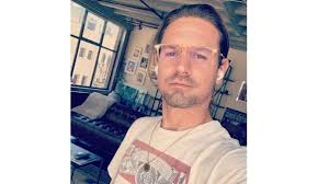 Alev aydin is a writer and producer, known for small shots (2017), controller and hipmen: Who Is Alev Aydin Meet The Father Of Halsey S Child