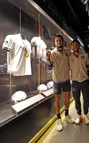 Franclim e jogadores do Botafogo visitam museu e revivem título da Libertadores