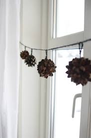 Zapfen An Einer Schnur Binden Als Fensterdeko Winterdeko