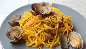 Ci sono delle preparazioni della cucina tradizionale italiana che conquistano per la loro semplicità, leggerezza e, soprattutto, per la capacità di associare sapori e profumi delle materie prime più fresche, come nel caso del piatto che abbiamo in serbo per voi oggi. Spaghetti Cozze Vongole E Crema Di Zucca Un Primo Piatto Gustoso Che Unisce Mare E Terra