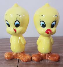 Tweety Bird Salt And Pepper Shakers Warner Brothers Tweety Bird Salt And Pepper Shakers Tweety Salt And Pepper Shaker Shakers