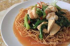 Setelah terbit minyak, barulah dimasukkan air dan semua bahan sos serta udang. Goodyfoodies Recipe Kuching Tomato Noodles Keo Jiap Mee èŒ„æ±éºµ