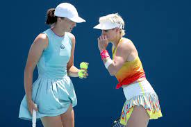While competing in the australian open this past january, she felt some pain in her right knee, the same knee that required surgery and sidelined her for a year after a harrowing injury at wimbledon in 2017. French Open Titelverteidigerin Iga Swiatek Ich Versuche Keine Perfektionistin Zu Sein Tennis Magazin