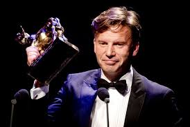 Winner of the national news quiz 2009 in the netherlands. Peter Paul Muller Laat Gouden Kalf Weer Staan Show Gelderlander Nl