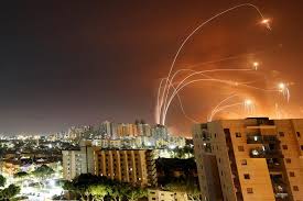 Israel's iron dome is an air defense system developed by the israeli firms rafael advanced defense systems and israel aerospace industries, with financial and technical support from the united. Jrwt Idfykvdem