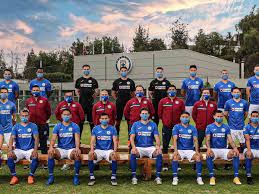 Tipo blazer color azul marino, con el logo. Cruz Azul Vuelve A Su Uniforme Tradicional