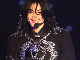 Michael jackson a fost primul artist de culoare care a avut succes la mtv şi a făcut din videoclipurile sale o adevărată artă. Michael Jackson A Castigat 2 Miliarde De Dolari Post Mortem