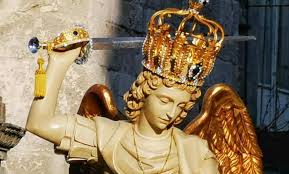 Statue of saint michael overlooking the entrance of the sanctuary. La Prima Apparizione Di San Michele Arcangelo Sul Gargano 8 Maggio Del 490