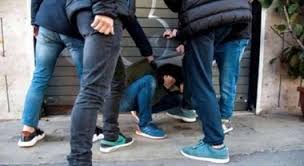 Risse, alcol e scazzottate: centro ostaggio delle baby gang. Due ragazzine  ferite e un minorenne ubriaco svenuto