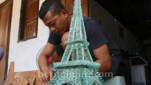 Mungkin banyak yang tidak menyangka, gelas kaca itu terbuat dari liquid sand atau pasir cair. Warga Ponorogo Sulap Limbah Kaca Jadi Karya Seni Bernilai Tinggi Beritajatim Com