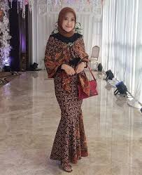 Model kebaya duyung elegan modern minimalis dan anggun kenakan hijab yang senada dengan kebaya anda agar tampilan semakin memukau kebaya modern beludru untuk berbagai acara formal kebaya juga dapat dipadukan dengan rok putri duyung dari bahan kain beludru siapa bilang kebaya. 60 Model Kebaya Muslim Kombinasi Modern Terbaru 2020