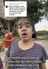 Interagindo com amigos e admirando o pôr do sol