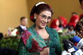 Contohnya saja adalah menteri perikanan dan kelautan indonesia yakni ibu susi. Pisah Dengan Staf Pembuat Kopi Susi Pudjiastuti Menangis Nasional Katadata Co Id