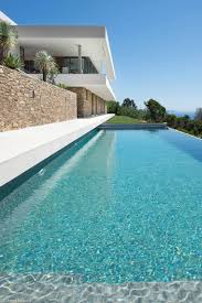 Vue Depuis La Piscine Piscines A Debordement De Style Par Raphael Henry Biabaud Couleur Facade Maison Modele Maison Moderne Piscine A Debordement