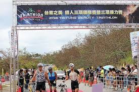 現代比賽通常由 游泳 、 腳踏車 、 長跑 三個項目順序組成，運動員需要連續完成三個運動項目，轉換項目時更換衣服和鞋的時間亦計算在比賽時間之內。. 2019å°æ±ä¹‹ç¾Žéµäººä¸‰é …æš¨ä¸‰é …æŽ¥åŠ›è³½ å°æ±è§€å…‰æ—…éŠç¶²