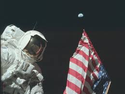 Ici, armstrong dans sa combinaison spatiale, à l'intérieur du module lunaire, avec derrière lui une grande. Les Plus Belles Photos Des Missions Lunaires Apollo De La Nasa Sciences Et Avenir