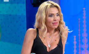 Un termosifone elettrico lo riscalda da sotto il tavolo, l' appartamento è stato riaperto pochi mesi fa, dopo quindici anni. Vittorio Cecchi Gori Ex Fidanzato Valeria Marini Il Suo Errore