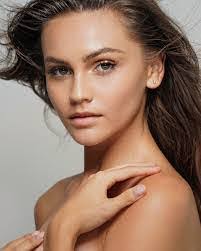 Krista Dillon's Instagram, Twitter & Facebook