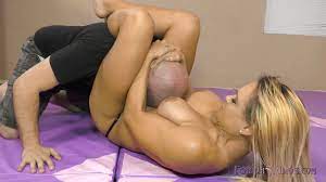 Muscle Girl Headscissor Wrestling Smother