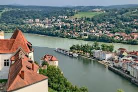 Along with anselm iii and anselm iv, he was one of a trio of successive ambrosian pontiffs to side with pope against emperor in the late 11th and early 12th century. Passau La Citta Dei Tre Fiumi Global Geografia