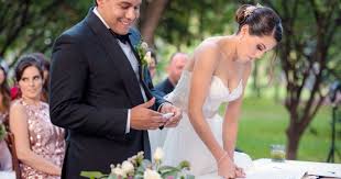 Se trata de formalizar la unión ante las autoridades civiles de una ciudad bien sea la administración pública, jueces o partiendo entonces de la premisa creativa de hacer un matrimonio civil al gusto de lo novios, entonces la entrega de. Mi Boda Civil Figueroas Gourmet