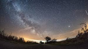 La prochaine pluie d'étoiles filantes atteindra son pic d'activité dans la nuit du 12 au 13 août 2021. Nuit Des Etoiles 2018 Les Meilleurs Sites Pour Observer Les Etoiles Filantes En Ile De France