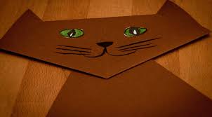 Hier kannst du nicht nur eine schöne fensterdeko gestalten, sondern auch gleichzeitig eine gefüllte geschenktasche für einen lieben menschen basteln. Katze Aus Papier Basteln Unser Kreativblog