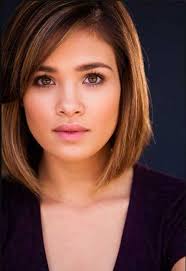 The bangs shorten the face while the hair that kicks out only accentuates width and roundness. Bob With Side Bangs Round Face Bpatello
