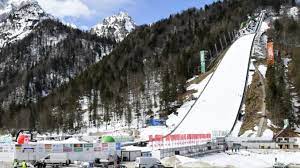 Ab einer hillsize von 185 metern und einem konstruktionspunkt von mindestens 145 m gelten skisprunganlagen als flugschanzen. 07bnvtustdlv M