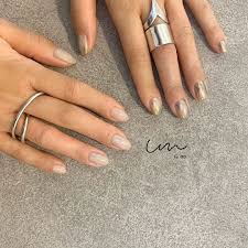 un by ao shibuya on instagram ランダムに載せたグリーンミラーとサンディカラーがマッチング ナチュラルだけどひと癖 あり ちぐはぐネイルコース unnail ワンカラー専門店渋谷 ミラーネイル マグネットネイル 自爪育成 一層残し パラジェル ネイル 自爪