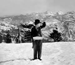 Un prospecteur se rend dans la région du klondike à la recherche d'or. Charlie Chaplin Le Genie De La Liberte Un Doc Brillant Sur Les Sources D Inspiration Du Cineaste