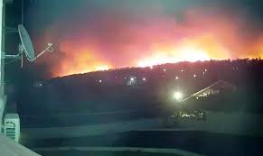 Επιχειρούν στην περιοχή νέα αλμυρή κορινθίας, προκειμένου να θέσουν υπό έλεγχο τη φωτιά που καίει δασική έκταση και παράλληλα να μην απειλήσει κατοικημένες περιοχές. Olonyxtia Maxh Me Tis Floges Ston Sxino Korin8oy Ekkenw8hkan Oikismoi Kahkan Spitia Binteo Enothtes Koinwnia Real Gr