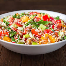 Salade Vegane De Quinoa Au Concombre Poivrons Et Tomates Recette Recette Salade Salade De Quinoa Salade