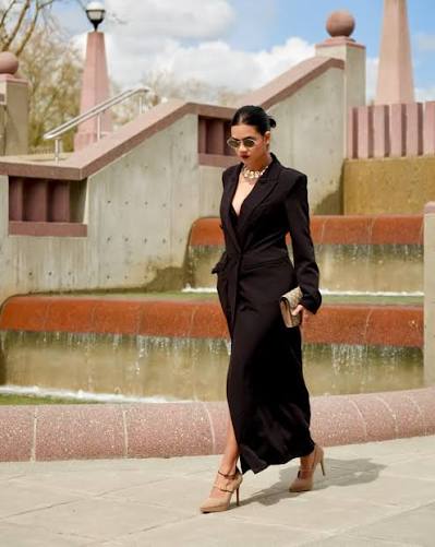 Styling a long blazer dress made easy 🖤 sharing my go-to tips to keep it  classy and effortless - captured beautifully by @olga_videographer_wa • Go  for a well-fitted blazer dress—tailoring makes all