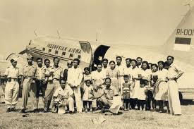 Baru hari tu kapal terbang yang bawa pasukan kelab brazil terhempas, semalam jadi lagi. Sejarah Garuda Indonesia Sumbangan Rakyat Aceh Dan Patungan Belanda Halaman All Kompas Com