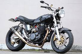 取材協力 ベルトランモーターサイクル 乗りやすさを重視した 軽快なスポーツカスタム ロードスポーツとしてのsr本来の性能を追求し 走る楽しさを前面に押し出したハイパフォーマンスカスタムは 数あるカスタムジャンルのなかでも人気の高いものである 大阪府堺市に