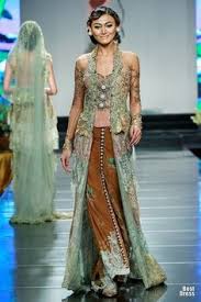 Baju kebaya berlengan panjang dengan kerah tertutup hingga leher, kemudian di bagian belakangnya diberi balutan kain satin mewah memanjang sampai ke lantai. 7 Wedding Ideas Indonesian Kebaya Model Kebaya Batik Kebaya