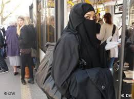 Some women cover only their hair, while others prefer to cover their entire face and shoulder. An Unusual Perspective I Wore A Niqab For A Day In A Major German City Culture Arts Music And Lifestyle Reporting From Germany Dw 11 05 2010